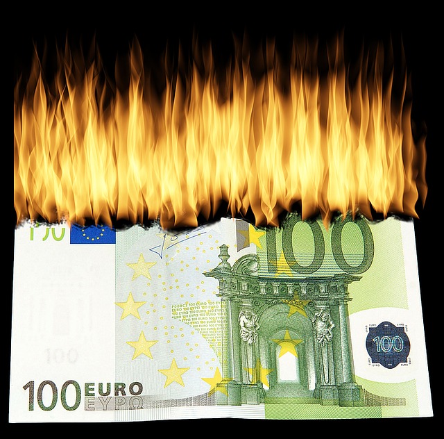 hořící bankovka