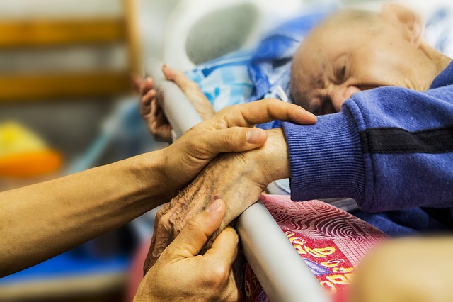 ruka držící pacienta – seniora