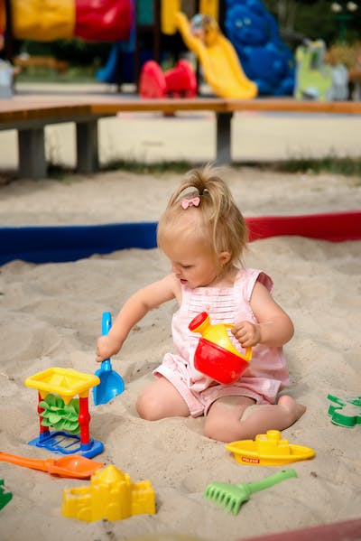 Dítě na pískovišti